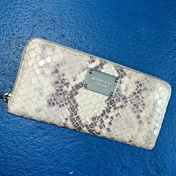 Michael Kors wallet - Picture 1 of 6